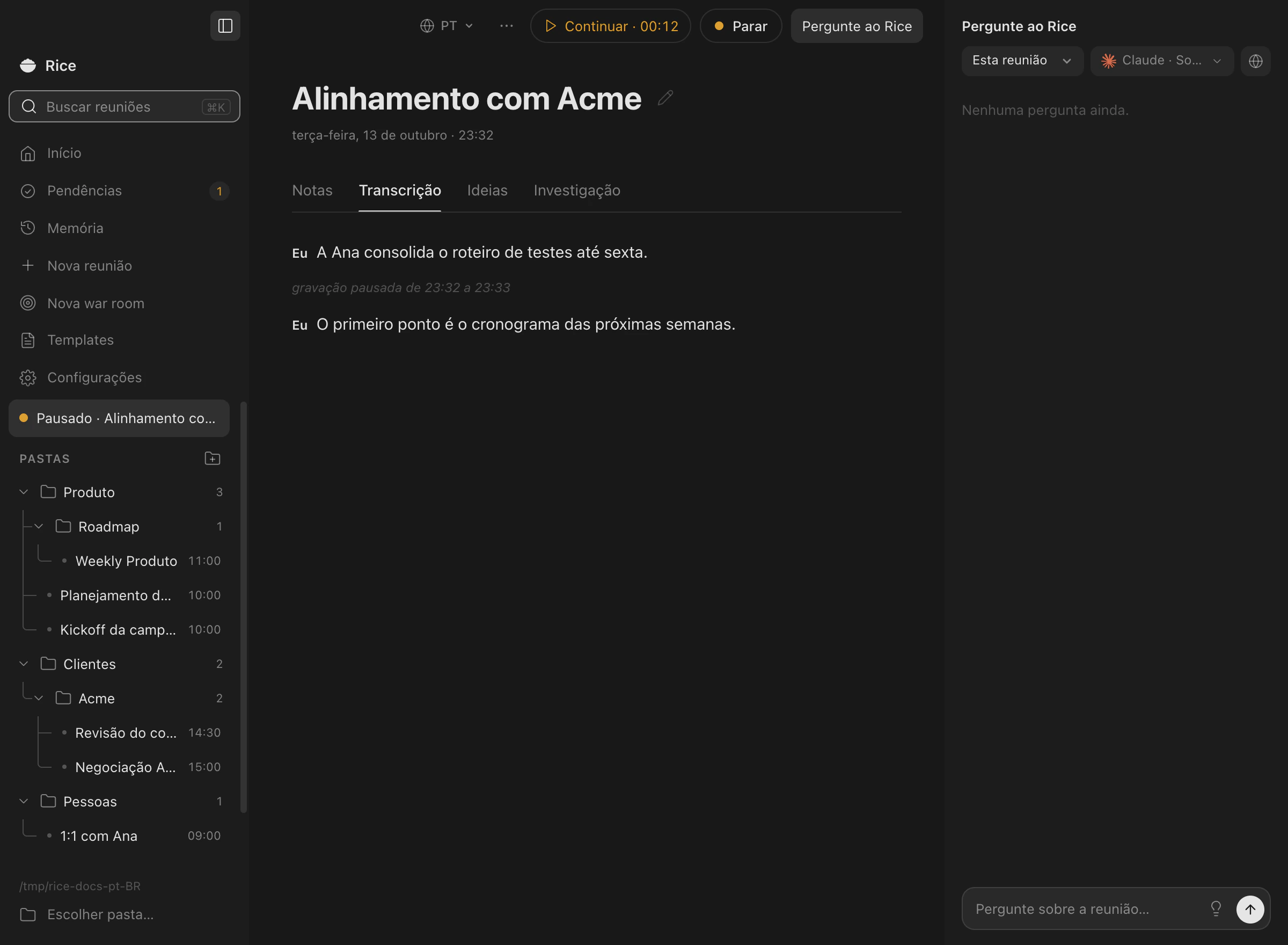 Uma gravação pausada: a barra lateral mostra Pausada com o tempo, a barra de cima oferece Continuar e Parar, e a transcrição marca quando a gravação foi pausada.