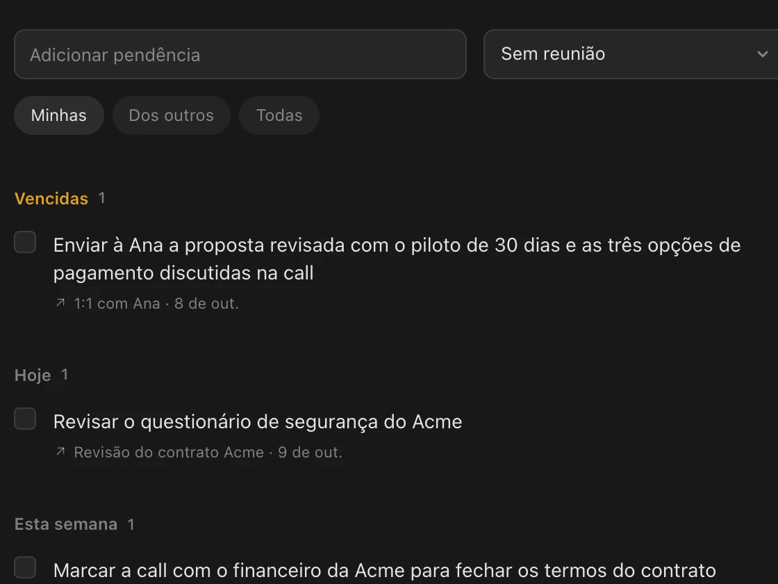 A tela de Pendências com uma vencida, uma para hoje, uma para esta semana e uma para depois, cada uma com o link da reunião de onde veio.