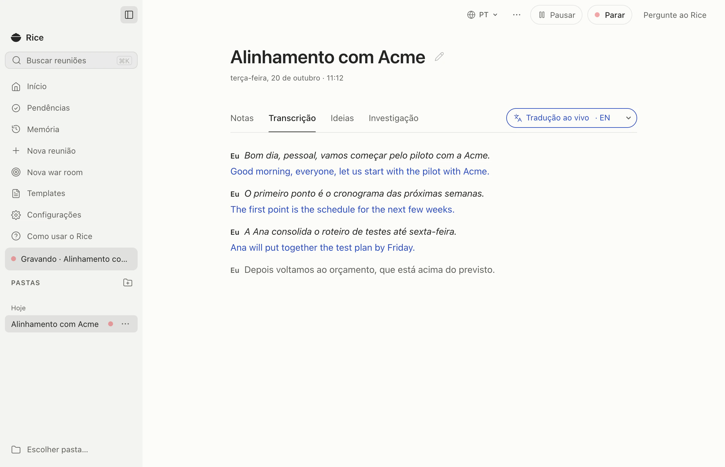 O Rice gravando uma reunião chamada Alinhamento com Acme, na aba Transcrição com a Tradução ao vivo em inglês: três falas em português, em itálico, cada uma seguida da tradução para o inglês em azul, e uma quarta fala ainda sendo transcrita.