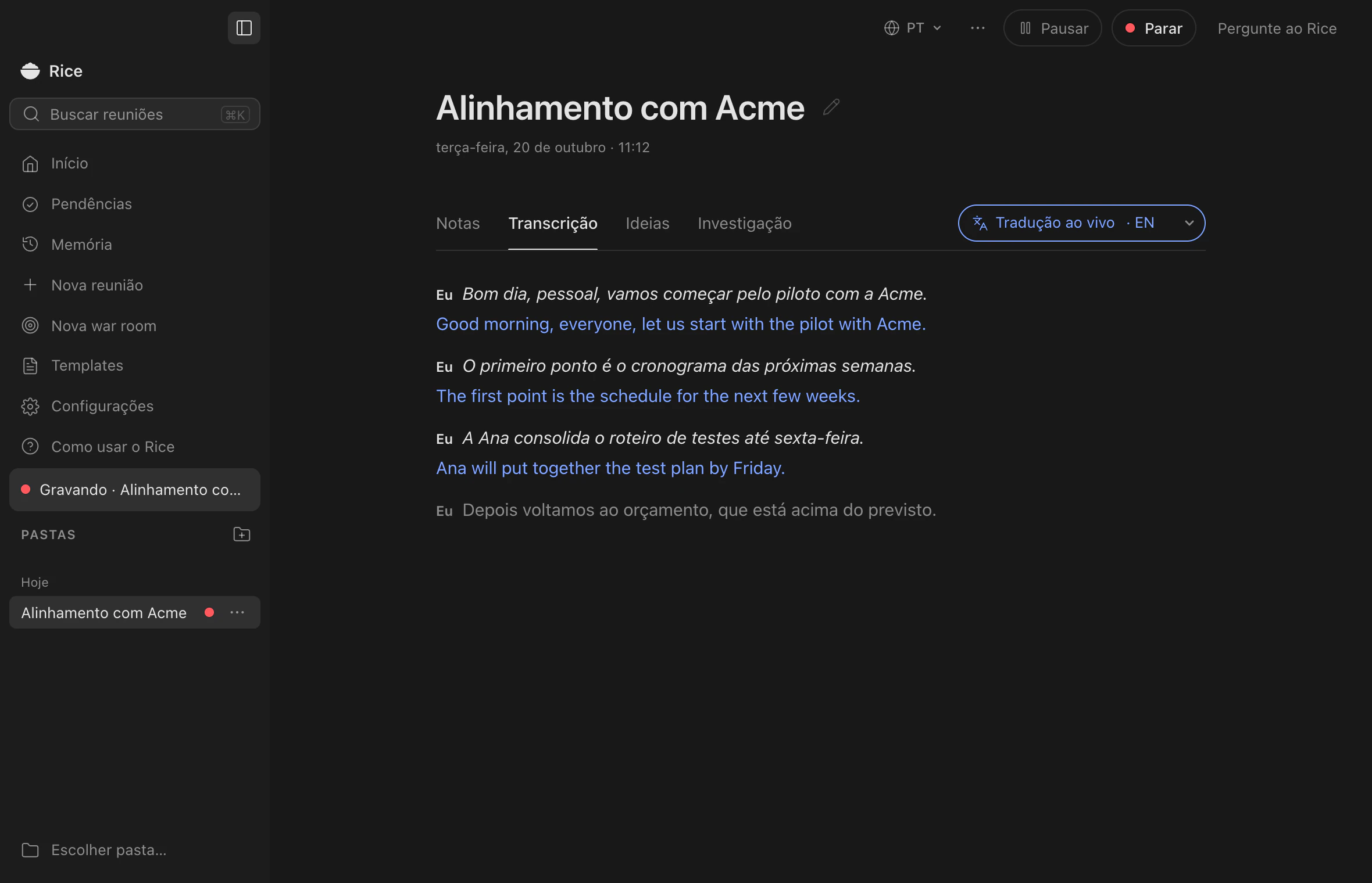 O Rice gravando uma reunião chamada Alinhamento com Acme, na aba Transcrição com a Tradução ao vivo em inglês: três falas em português, em itálico, cada uma seguida da tradução para o inglês em azul, e uma quarta fala ainda sendo transcrita.